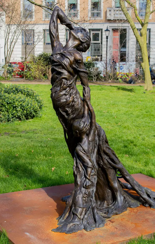 statue