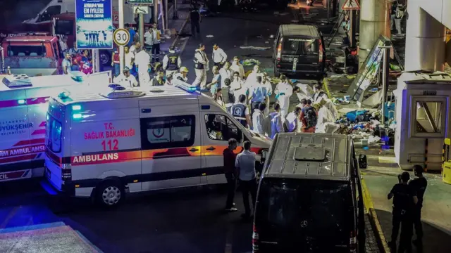 Forenses y otros expertos trabajan en el lugar de la explosión.