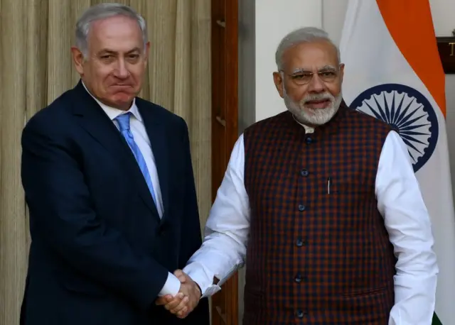 ఇజ్రాయెల్ అధ్యక్షుడు బెంజమిన్ నెతన్యాహుతో భారత ప్రధానమంత్రి నరేంద్రమోదీ