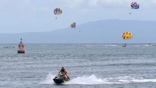 Sejumlah wisatawan bermain wahana permainan air di kawasan watersport Tanjung Benoa, Badung, Bali, Selasa (07/01).