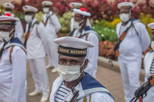 Des officiers de marine attendent l'arrivée du président Patrice Talon au Palais de la Marina.