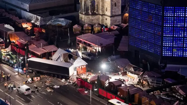 Alemania: las imágenes del brutal ataque de un camión contra un mercado de  Navidad en Berlín - BBC News Mundo