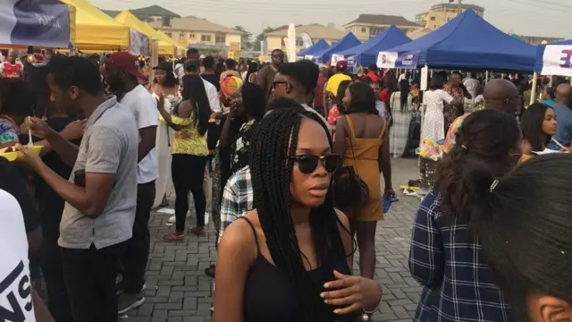 People wey dey crowd di festival