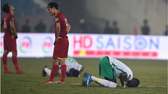 Cầu thủ Saudi Arabia ăn mừng chiến thắng, cầu thủ Việt Nam tỏ vẻ tiếc nuối sau trận thua trên sân nhà vòng loại World Cup ngày 16/11