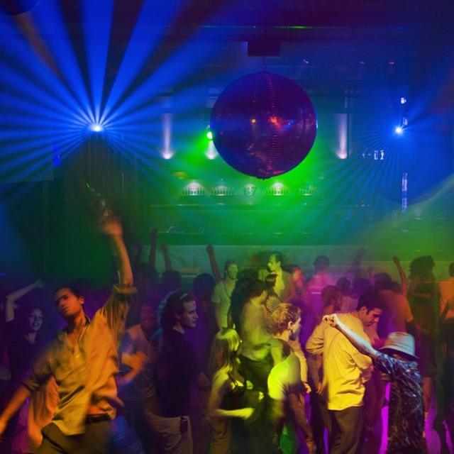 Imagem mostra pessoas dançandofutebol tv ao vivouma discoteca