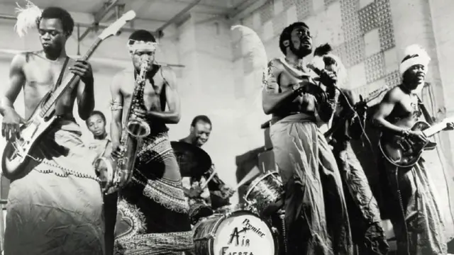 በጎርጎሳውያኑ 1972 በዩናይትድ ኪንግደም የሙዚቃ ስራቸውን ሲያቀርቡ