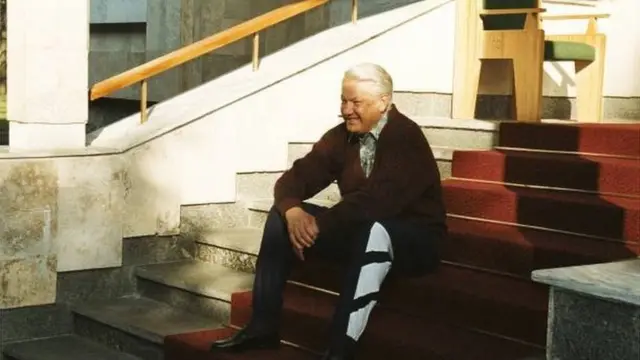 الرئيس الروسي السابق يلتسين عين الزعيم الشيوعي في الحقبة السوفيتية فلاديمير خوبييف كرئيس لجمهورية قراشاي شركيسيا الروسية