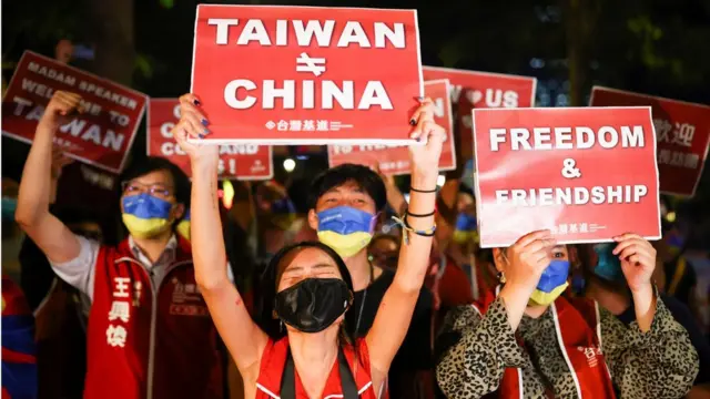 Warga Taiwan yang mendukung kunjungan Pelosi.