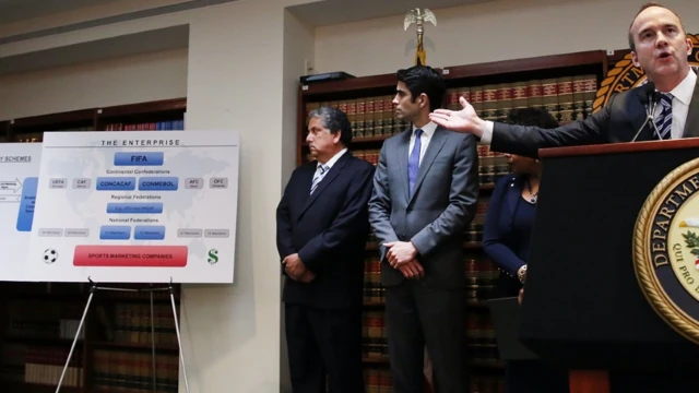 Представитель прокуратуры США показывает предполагаемую схему мошенничества в ФИФА