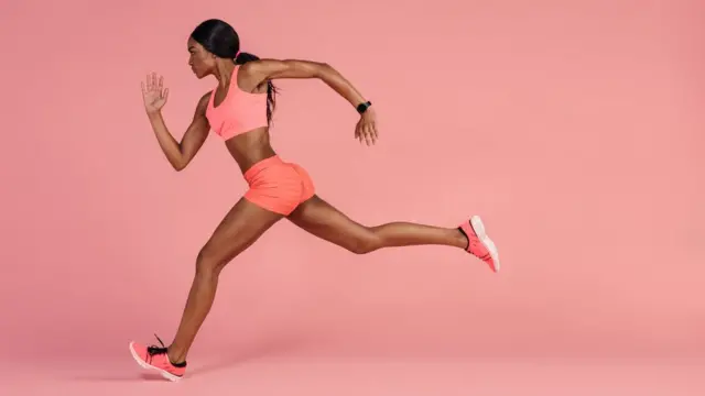 Mujer corriendo con determinación.