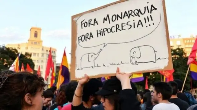 رحلة صيد الأفيال تسببت في احتجاجات غاضبة تطالب بتنحي خوان كارلوس