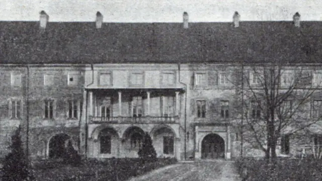 Палац - вигляд з двору. Добудований балкон з дахом.