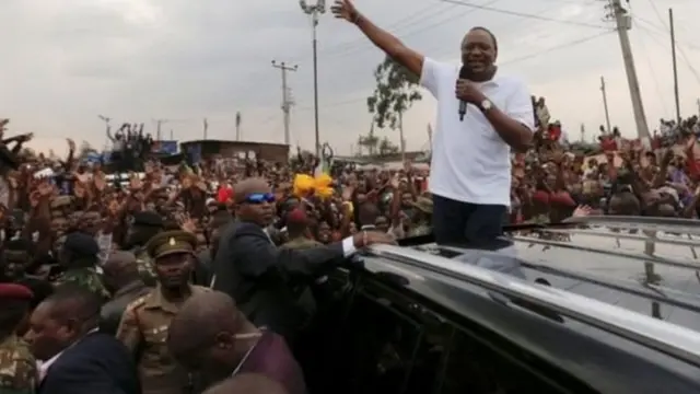 رئيس كينيا في حشد من أنصاره (أرشيف)