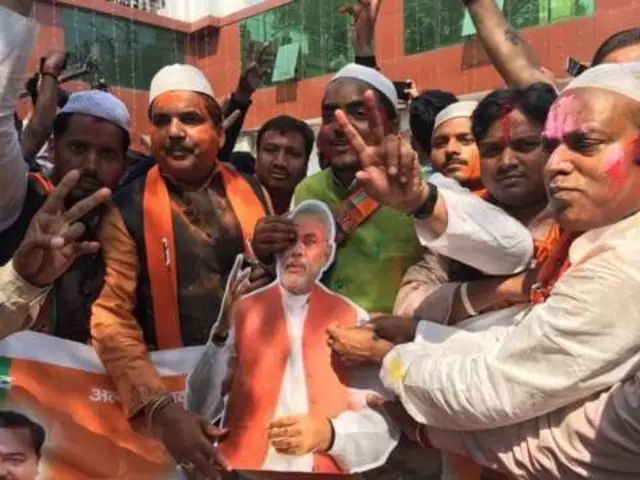 भाजपा की जीत का जश्न मनाते मुसलमान