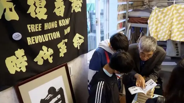 銅鑼灣書店老闆林榮基在台北店鋪與讀者對話