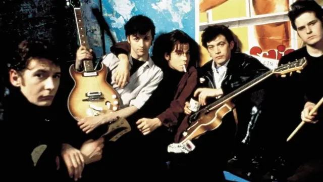 يسلط فيلم "باكبيت" عام 1994 الضوء على علاقة جون لينون (الذي يقوم بدوره إيان هارت يسارا) وعضو فرقة البيتلز الخامس ستيوارت سوتكليف