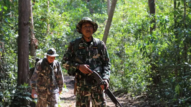 เจ้าหน้าที่ถือปืน