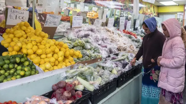 Pessoas no mercado