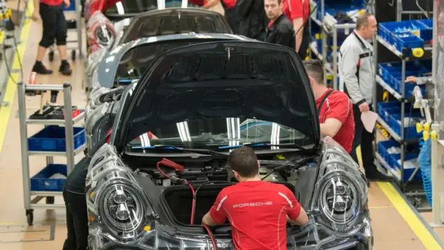 Trabajadores en una fábrica de Porsche