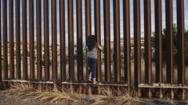 زار ثيرو المكسيك للمرة الأولى عبر مدينة نوغاليس، حيث يفصل سور بين الكثير من العائلات بمحاذاة الحدود بين الولايات المتحدة والمكسيك