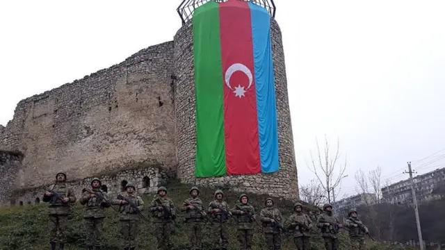 Азербайджанский флаг на крепости Шуши