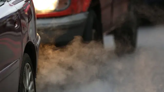 ጭስ የሚያወጣ መኪና