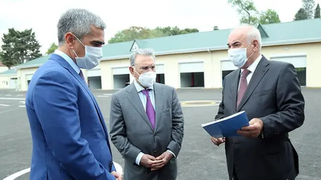 Prezidentin köməkçisi Anar Ələkbərov (solda), Azərbaycan Milli Elmlər Akademiyasının prezidenti Ramiz Mehdiyev (mərkəzdə), Akademiyanın İşlər idarəsinin müdiri, professor Elton Məmmədov (sağda)