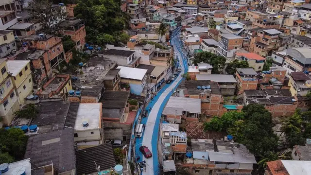 Foto aérea mostra rua pintadacentral esporte apostaazul e brancocentral esporte apostameio às dezenascentral esporte apostacasas da favela