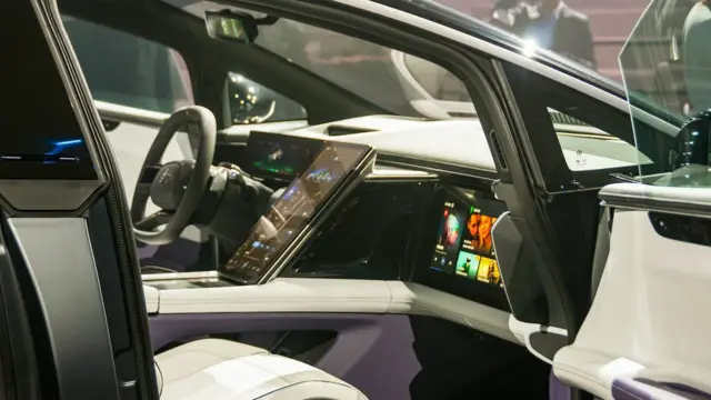 برای سرنشین کنار راننده یک نمایشگر بزرگ قرار داده شده است