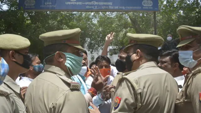 உத்தரப் பிரதேச காவல்துறை அதிகாரிகள். (கோப்புப்படம் )