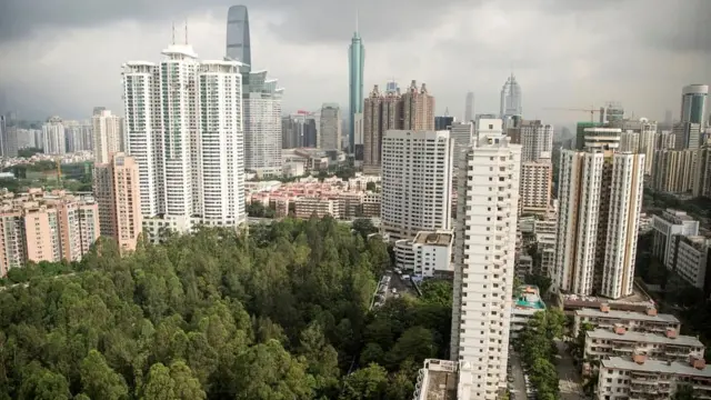 Да, места мало, но есть неиспользованные участки, которые пустуют годами, утверждает архитектор из Гонконга. Вот там-то и можно разместить "трубные квартиры"