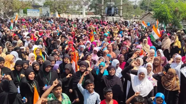 திருப்பூரில் நடக்கும் போராட்டத்தில் கணிசமான எண்ணிக்கையில் கூடியுள்ள இஸ்லாமிய பெண்கள்.