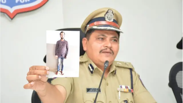 నిందితుడు శ్రీనివాస రెడ్డి గురించి మీడియాకు సమాచారం ఇస్తున్న రాచకొండ పోలీసు కమిషనర్ మహేశ్ భగవత్.