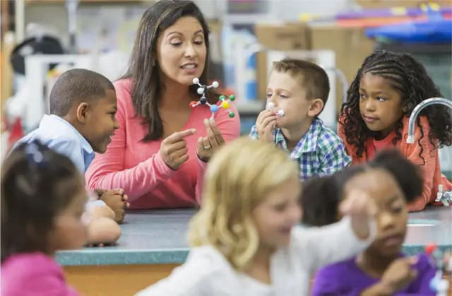 Una maestra con un grupo de alumnos.