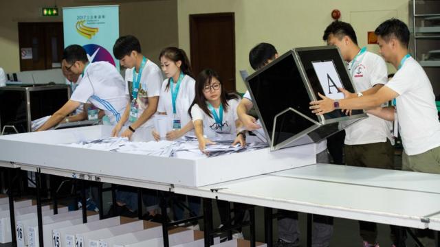 在澳门塔石体育馆，工作人员把选票从投票箱倒出（新华社图片17/9/2017）