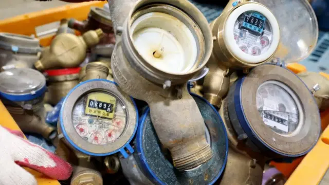 북극 한파가 깨트린 수도계량기. 영하 20도의 북극 한파가 몰아친 7일 오전 경기 부천시 수도시설과 관계자가 한파로 동파된 수도계량기를 정리하고 있다