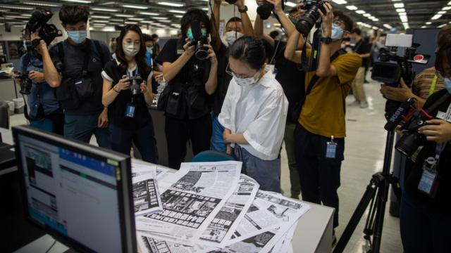 多名其他媒體記者在香港將軍澳《蘋果日報》報社內拍攝校對過程（17/6/2021）