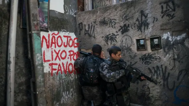 Policiaisfavela