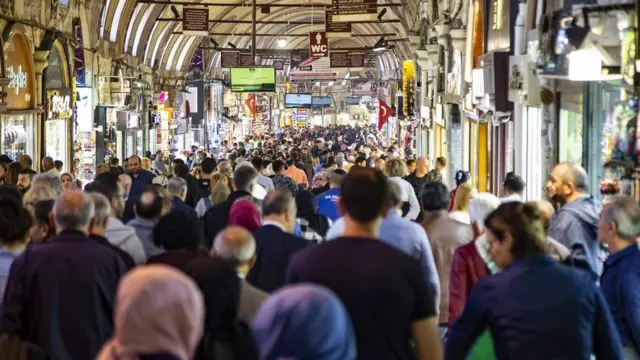 Imagem do Grande Bazar,roda roletaIstambul, cheioroda roletapessoas.