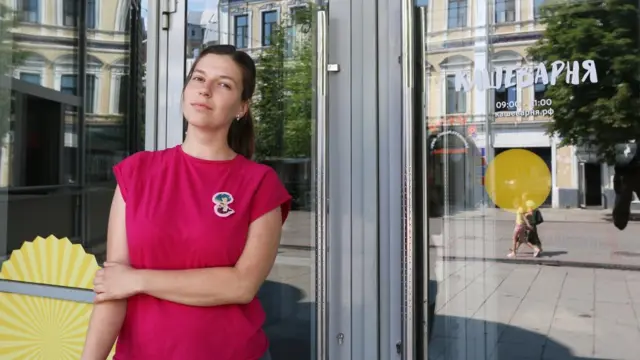 Юлия Цветкова у входа в свой фаст-фуд "Кашеварня"