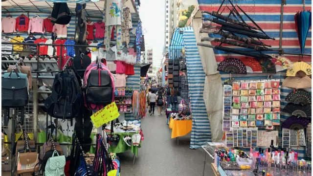 冷清的女人街，並沒有很多手提行李箱的大陸遊客。