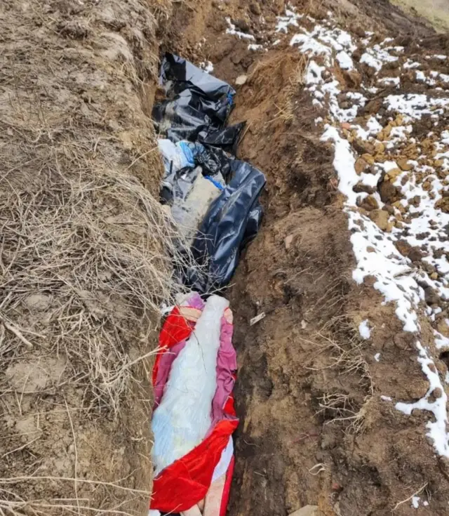 Март ойидаги Мариуполь четидаги оммавий қабр