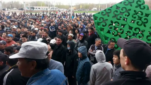 2016-жылы Казакстанда кытайларга жер бепилип жатат деген каңшаар элди көчө акцияларына алып чыкты