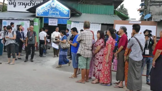 တာမွေမြို့နယ် အမှတ် ၃ မဲရုံကမဲဆန္ဒရှင်တချို့ တွေ့ရစဉ်