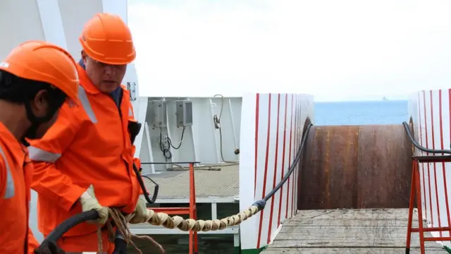 工人在鋪設海底電纜