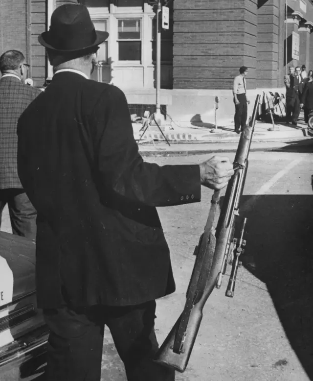 مالکیت این تفنگ که در طبقه ششم ساختمان کتاب‌داری پیدا شد کمی بعد به لی هاروی اسوالد نسبت داده شد