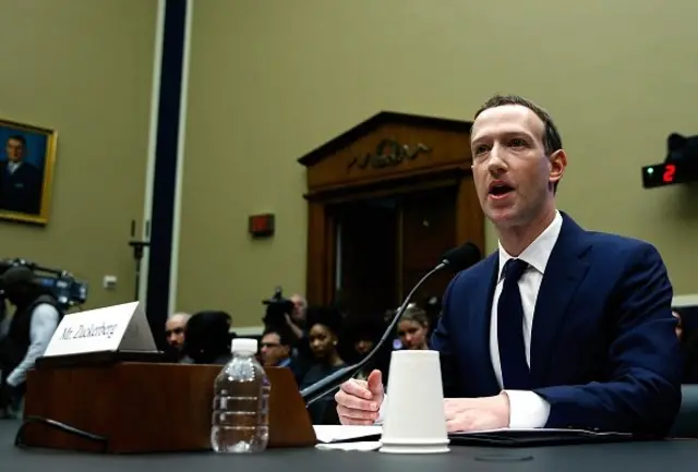 CEO sekaligus pendiri Facebook, Mark Zuckerberg, bersaksi di gedung parlemen AS Capitol Hill di Washington DC terkait bocornya data 87 juta pengguna Facebook (11/04).