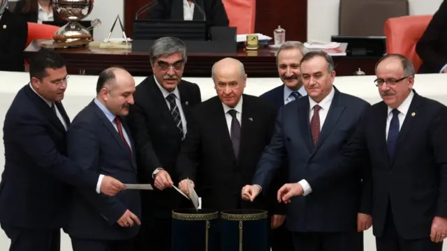 Bahçeli Meclis'te oy kullanıyor