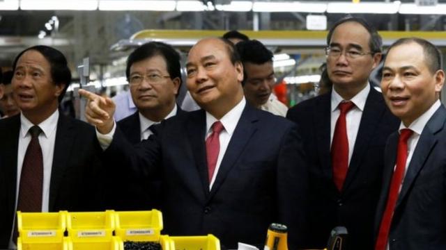 Thủ tướng Nguyễn Xuân Phúc, các chính khách hàng đầu cùng doanh nhân Phạm Nhật Vượng tại cơ sở chế tạo xe hơi Vinfast ở Hải Phòng hôm 14/6