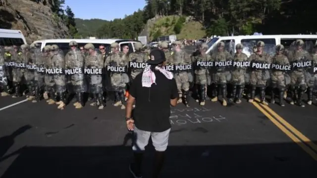 Протестующие заблокировали дорогу к горе Рашмор